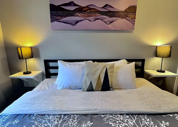 Canadian Rockies Chalets By Trilink - 2 & 3 Bedroom Condos - Self Check-In - Walking Distance To Downtown - Free Parking - Pet-Friendly - No Ac