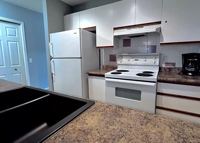Canadian Rockies Chalets By Trilink - 2 & 3 Bedroom Condos - Self Check-In - Walking Distance To Downtown - Free Parking - Pet-Friendly - No Ac