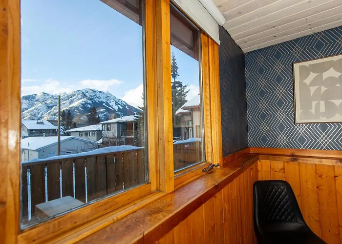 Mountain View Retreat In The Heart Of Banff - Massive House Sleeps 23